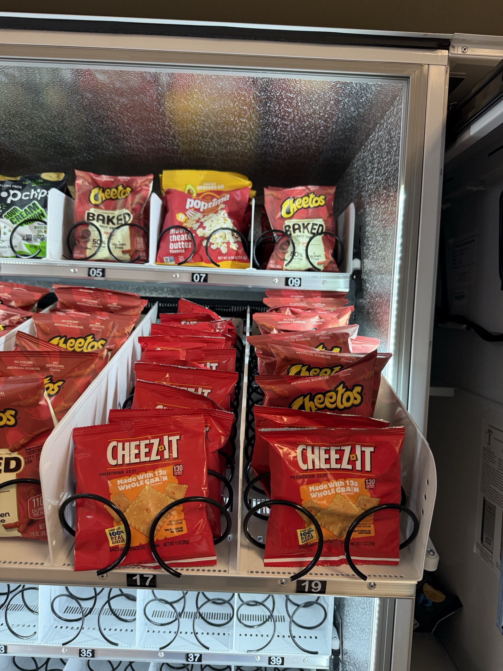 Vending machine bank with Nayax cashless readers